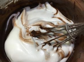 	取三分之一加入可可糊中拌匀。