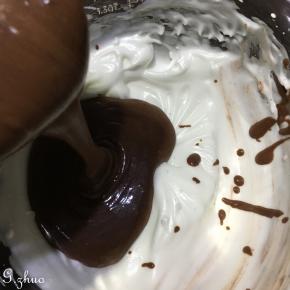 	拌匀后的可可粉倒入剩下的蛋清中，翻拌均匀。