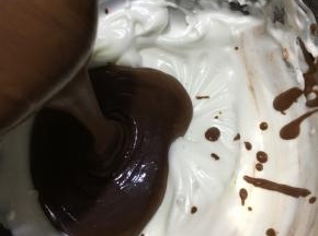 	拌匀后的可可粉倒入剩下的蛋清中，翻拌均匀。