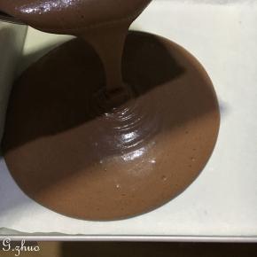 	烤盘铺好油纸，如果有油布就更好了，倒入蛋糕糊，左右摇晃铺平烤盘。