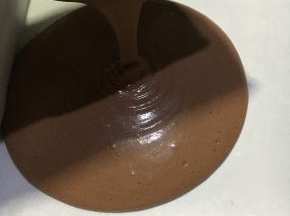 	烤盘铺好油纸，如果有油布就更好了，倒入蛋糕糊，左右摇晃铺平烤盘。