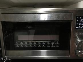 	上下火150度预热5分钟，烤盘放入中层烘烤28分钟即可出炉