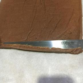 	出炉后趁热即可取掉油纸，待凉，一边斜切一刀，方便更贴合卷起。(如果没有打算马上裹入奶油，一头可放根擀面仗卷起，包上油纸放入冰箱冷藏，方便下次操作且不易开裂。)