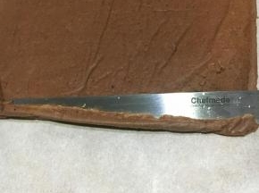 	出炉后趁热即可取掉油纸，待凉，一边斜切一刀，方便更贴合卷起。(如果没有打算马上裹入奶油，一头可放根擀面仗卷起，包上油纸放入冰箱冷藏，方便下次操作且不易开裂。)