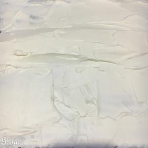 	奶油馅加入白砂糖打至8分发，抹平在蛋糕表面（图片还没抹平）