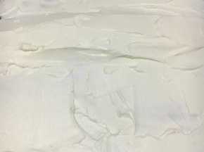 	奶油馅加入白砂糖打至8分发，抹平在蛋糕表面（图片还没抹平）