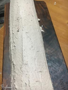 	从切边一端卷至另一端，可可奶油打发，表面抹上可可奶油，适量撒上可可百利薄脆与巧克力碎屑，即可食用（我是徒手卷起，毕竟不习惯用擀面杖操作）