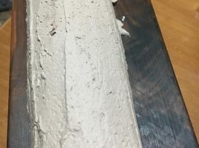 	从切边一端卷至另一端，可可奶油打发，表面抹上可可奶油，适量撒上可可百利薄脆与巧克力碎屑，即可食用（我是徒手卷起，毕竟不习惯用擀面杖操作）