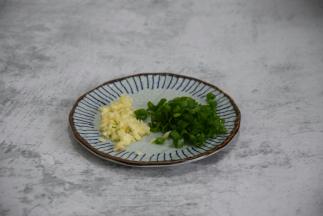 将蒜头切成蒜末，香葱切成葱花