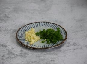 将蒜头切成蒜末，香葱切成葱花