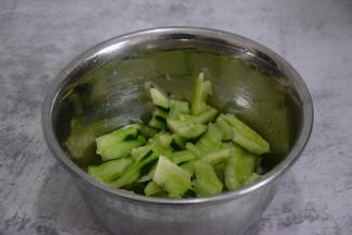 黄瓜去皮拍成块