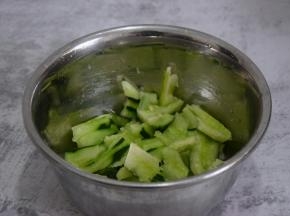黄瓜去皮拍成块