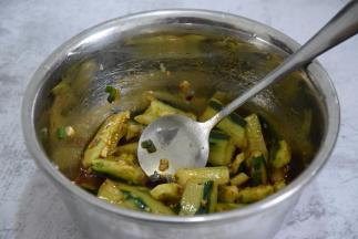 将所有调料倒入黄瓜块中拌匀，腌制半个小时