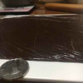 混合好脆皮面团放入保鲜袋用擀面仗擀至硬币大小的厚度即可放入冰箱冷冻保存。