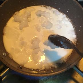 	椰子油，牛奶，盐，糖，小火加热至沸腾！