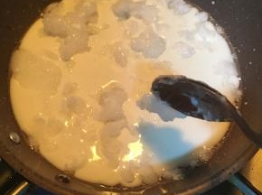 	椰子油，牛奶，盐，糖，小火加热至沸腾！