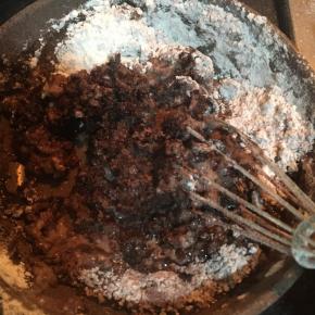 锅子离火速度筛入低粉和可可粉拌匀，再放回灶台，最小火来回折叠拌二十秒左右，完全把面烫熟，泡芙能不能成功，这一步很关键喔！