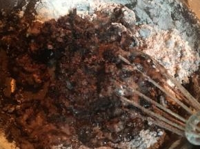 锅子离火速度筛入低粉和可可粉拌匀，再放回灶台，最小火来回折叠拌二十秒左右，完全把面烫熟，泡芙能不能成功，这一步很关键喔！