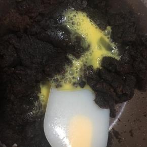 	分4-5次倒入全蛋液！每加一次都要搅拌均匀后再加第二次！以此类推！