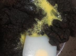 	分4-5次倒入全蛋液！每加一次都要搅拌均匀后再加第二次！以此类推！