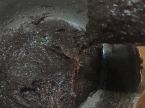 	搅拌好后面糊呈现倒三角的的状态既为成功的面糊。