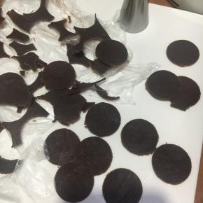 	此时取出酥皮，用裱花嘴按出圆形块状。