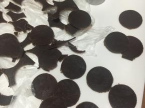 	此时取出酥皮，用裱花嘴按出圆形块状。