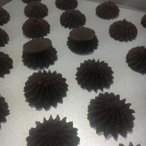 	拌好的面糊装入裱花袋，分间隔的挤入烤盘，把酥皮覆盖在泡芙上！