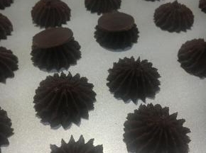 	拌好的面糊装入裱花袋，分间隔的挤入烤盘，把酥皮覆盖在泡芙上！