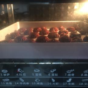 	烘烤结束后，烤箱门开一条缝让其自然冷却，大空洞，不凹底的美味酥皮泡芙，随时可挤入奶油馅料，吃多少挤多少比较合适，以免挤太多吃不完全影响泡芙的酥脆口感。