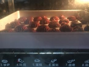 	烘烤结束后，烤箱门开一条缝让其自然冷却，大空洞，不凹底的美味酥皮泡芙，随时可挤入奶油馅料，吃多少挤多少比较合适，以免挤太多吃不完全影响泡芙的酥脆口感。