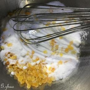 芒果丁与砂糖倒一起混合。