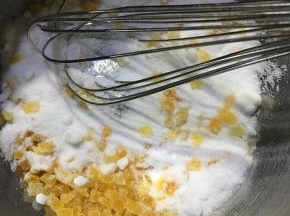 芒果丁与砂糖倒一起混合。