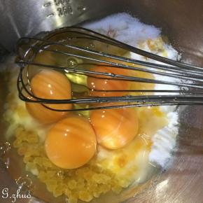 打入四个鸡蛋，搅拌匀。