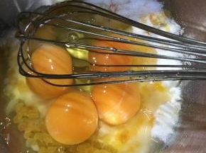 打入四个鸡蛋，搅拌匀。