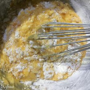 过筛入蛋糕粉，杏仁粉和泡打粉。