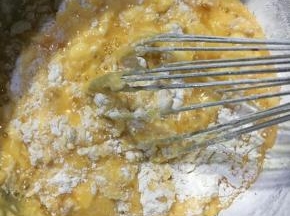 过筛入蛋糕粉，杏仁粉和泡打粉。