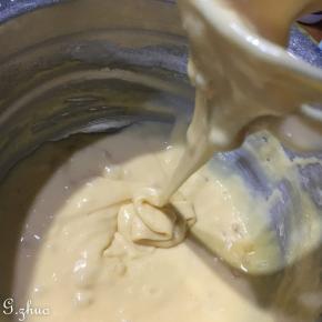 过筛入蛋糕粉，杏仁粉和泡打粉。