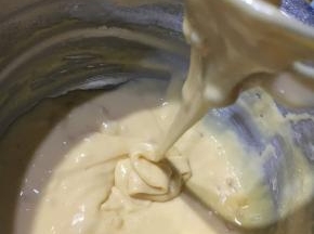 过筛入蛋糕粉，杏仁粉和泡打粉。