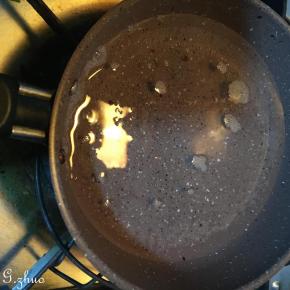 椰子油倒入小锅中小火加热至液态即可关火，边倒入面糊，边搅拌匀。