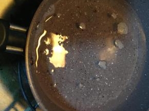 椰子油倒入小锅中小火加热至液态即可关火，边倒入面糊，边搅拌匀。