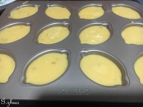 拌好的面糊倒入模具中八分满即可。