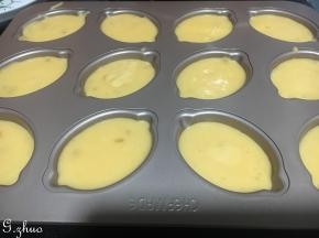 拌好的面糊倒入模具中八分满即可。