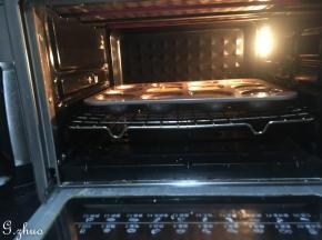 东菱烤箱中下层，上下火180度预热3分钟后，再放入带有面糊的模具烘烤23分钟。