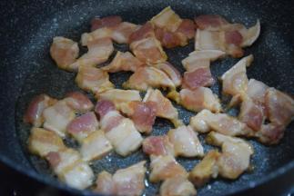 热锅凉油，放入猪肉煎至两面微黄