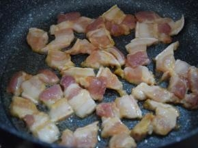 热锅凉油，放入猪肉煎至两面微黄