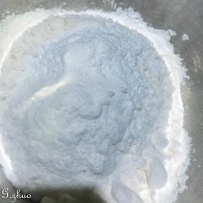 以上配方适用于学厨8寸不粘薄饼煎盘模具。
蛋糕粉过筛加入白砂糖。