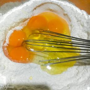 打入4个鸡蛋拌开，