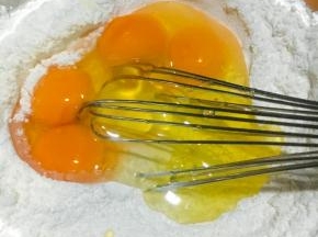 打入4个鸡蛋拌开，