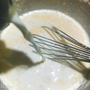 打入4个鸡蛋拌开，